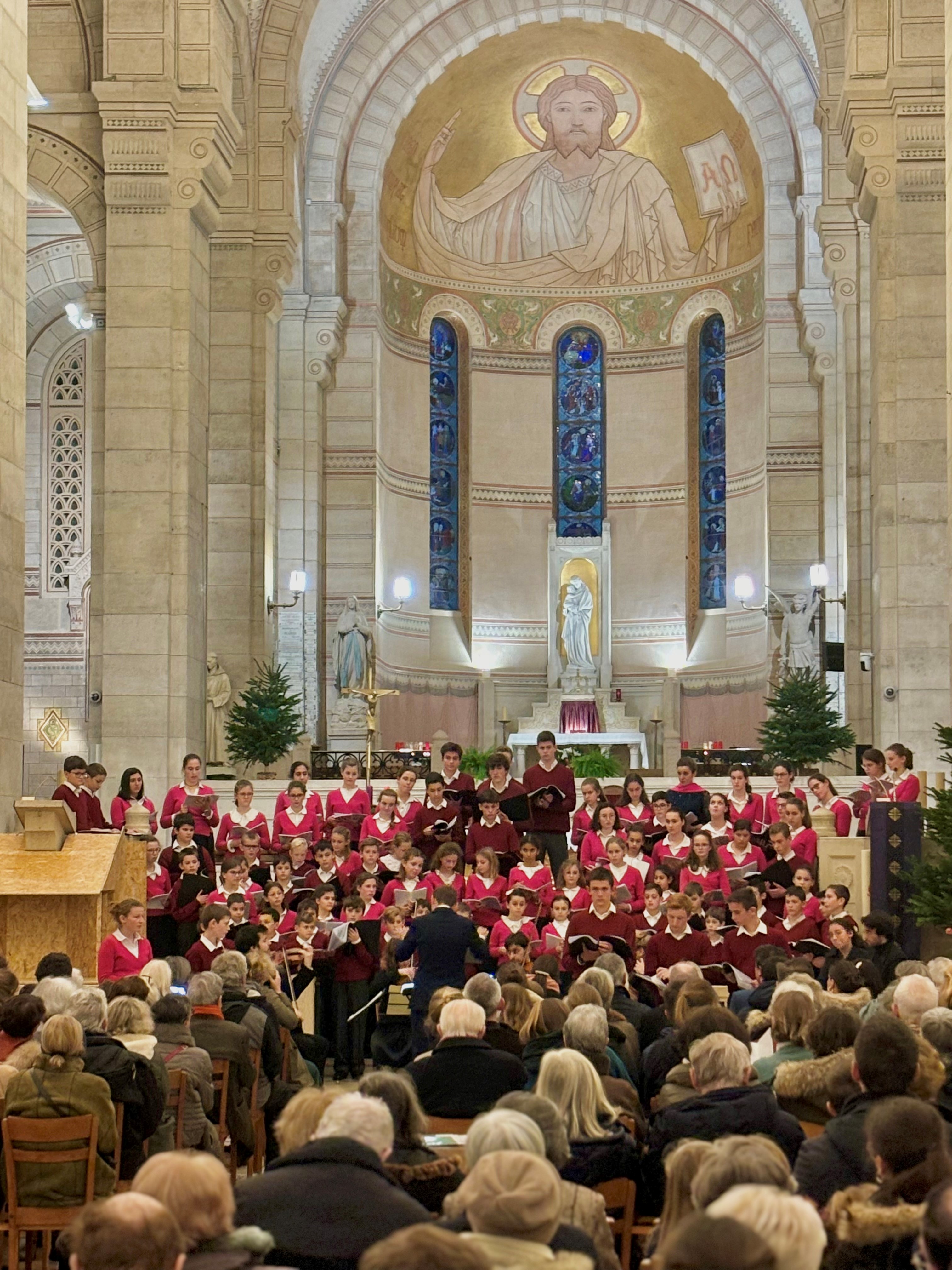 70 jeunes voix remplissent l'Eglise Notre Dame d'Auteuil au profit de Corot Entraide