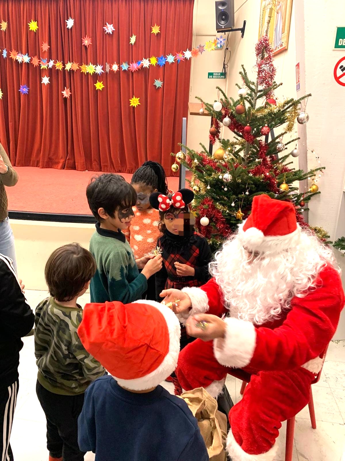 Joie de noël partagée à la fête des familles Corot